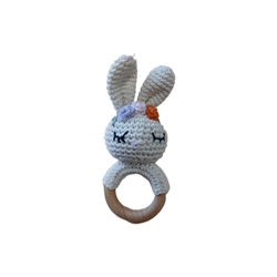 Mordedor sonajero conejo beige con flores hecho a mano a ganchillo (amigurumi). - Imagen 1