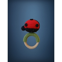 Mordedor sonajero mariquita hecho a mano a ganchillo (amigurumi) - Imagen 1