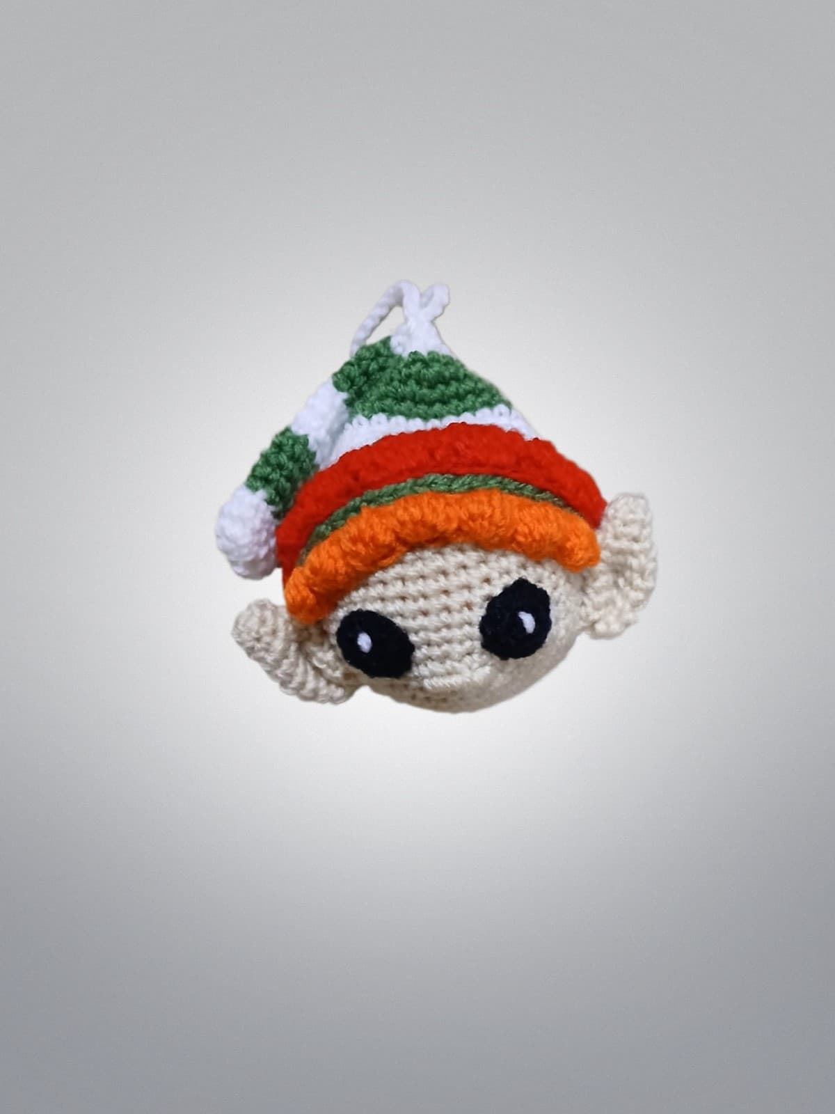 Bola duende navideña navidad para colgar hecha a mano a ganchillo (amigurumi). - Imagen 1