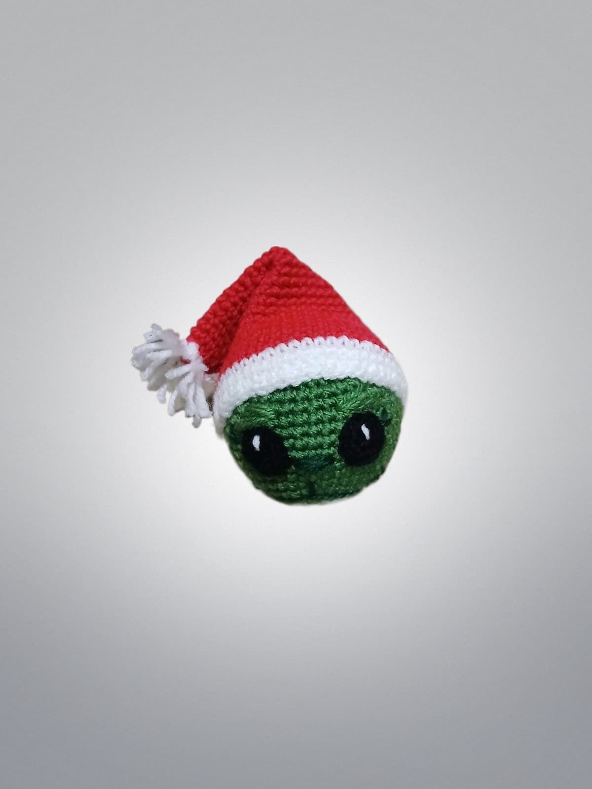 Bola grinch navideña navidad para colgar hecha a mano a ganchillo (amigurumi). - Imagen 1