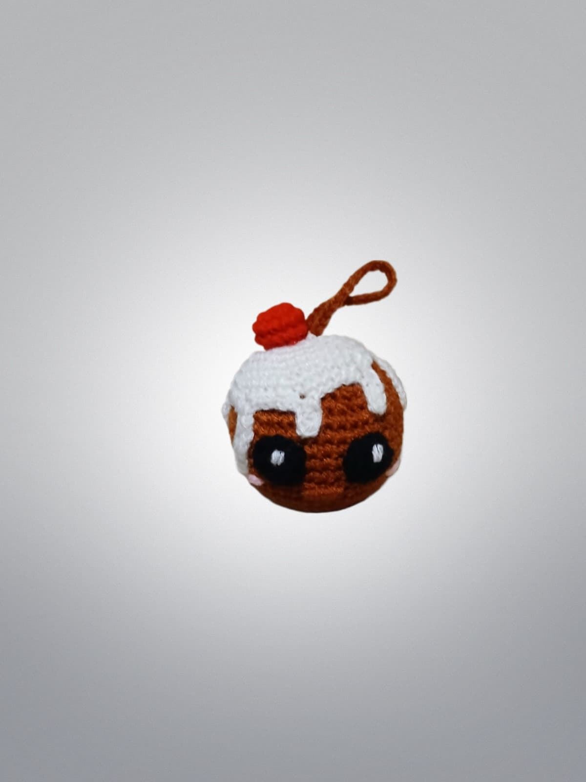 Bola navideña navidad para colgar hecha a mano a ganchillo (amigurumi). - Imagen 1