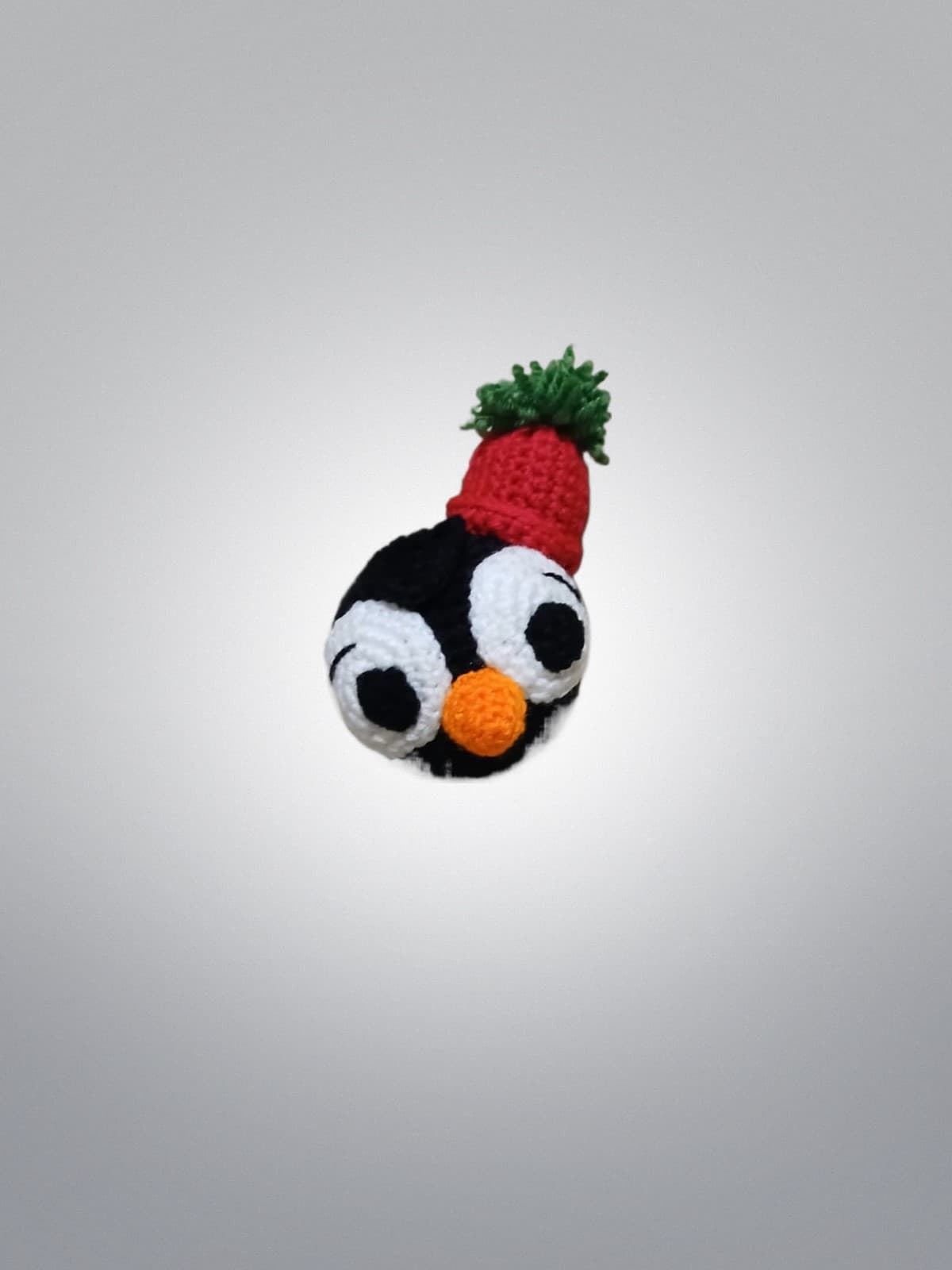 Bola navideña navidad para colgar hecha a mano a ganchillo (amigurumi). - Imagen 1