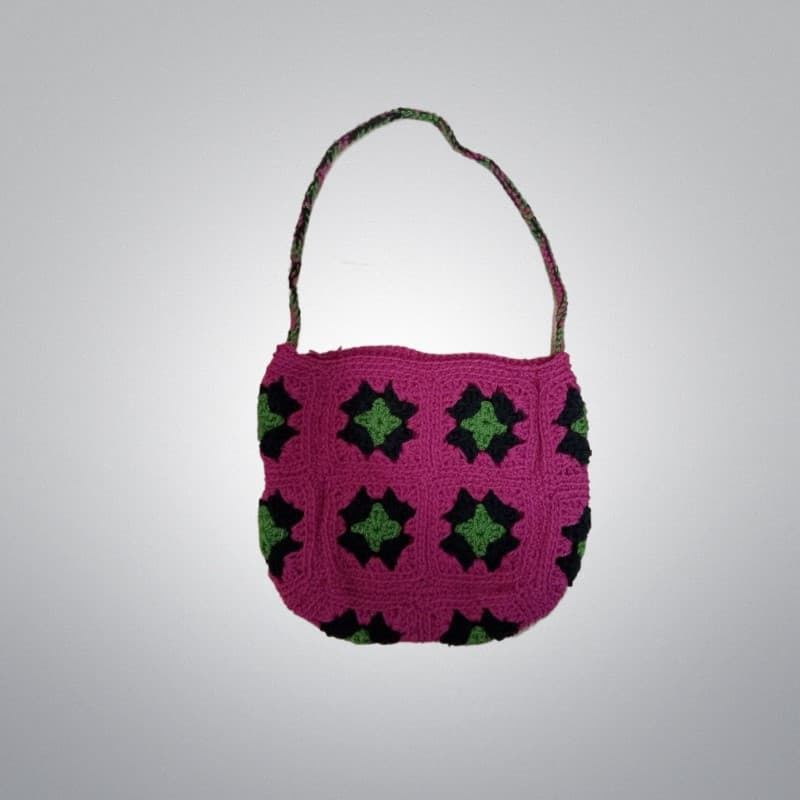 Bolso tonos fucsia, negro y verde hecho a mano a ganchillo. - Imagen 1