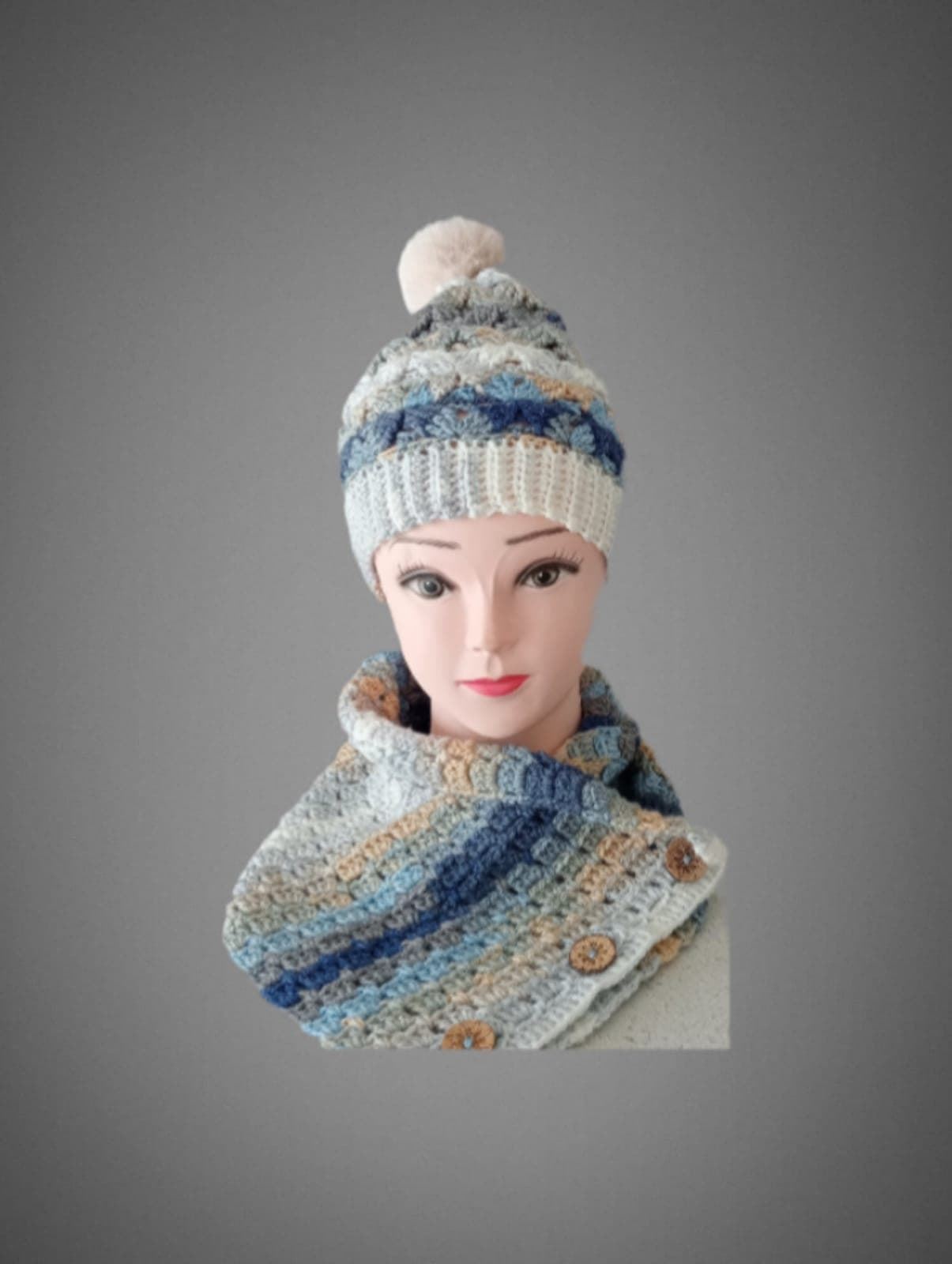 Conjunto gorro con pompón, cuello o individual jaspeado azul, beige y blanco hecho a mano a ganchillo - Imagen 1