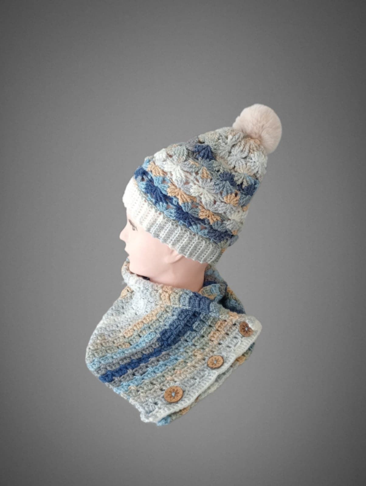 Conjunto gorro con pompón, cuello o individual jaspeado azul, beige y blanco hecho a mano a ganchillo - Imagen 3