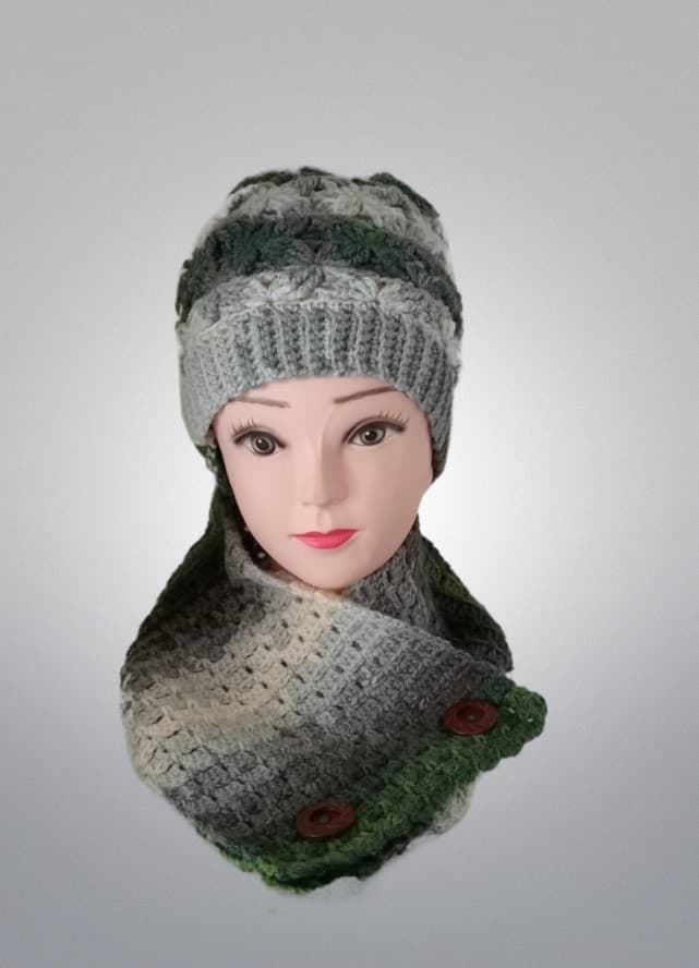 Conjunto gorro con pompón y cuello jaspeado gris, verde hecho a mano a ganchillo. - Imagen 1