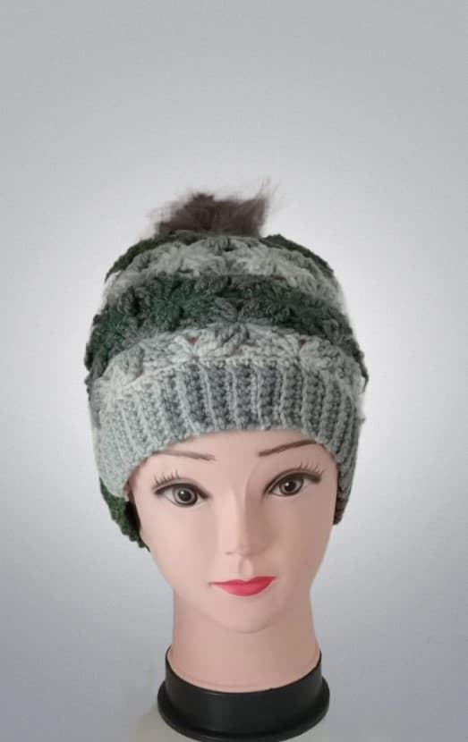 Conjunto gorro con pompón y cuello jaspeado gris, verde hecho a mano a ganchillo. - Imagen 3