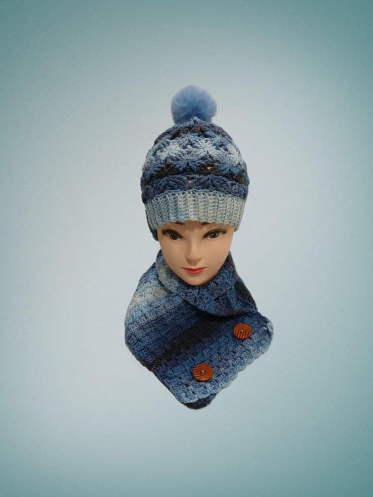 Conjunto gorro con pompón y cuello tonos azules hecho a mano a ganchillo-crochet (16) - Imagen 1