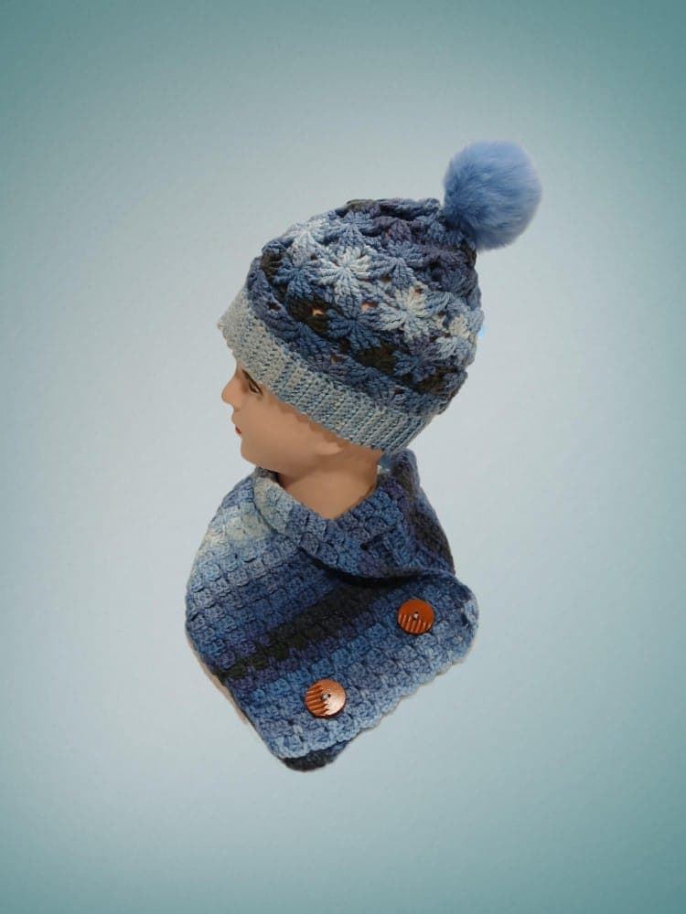 Conjunto gorro con pompón y cuello tonos azules hecho a mano a ganchillo-crochet (16) - Imagen 3