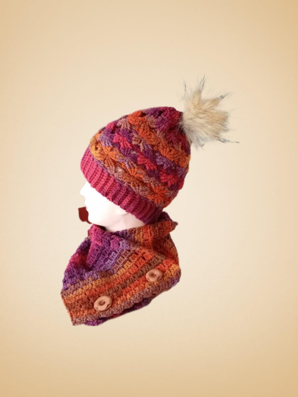 Conjunto gorro con pompón y cuello tonos granates hecho a mano a ganchillo. - Imagen 2