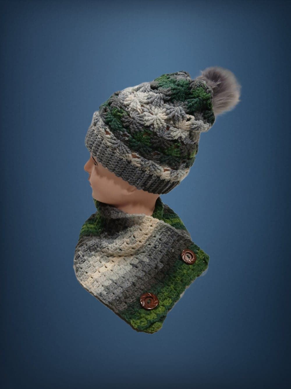 Conjunto gorro con pompón y cuello tonos gris, verde y blanco hecho a mano a ganchillo-crochet (7) - Imagen 2