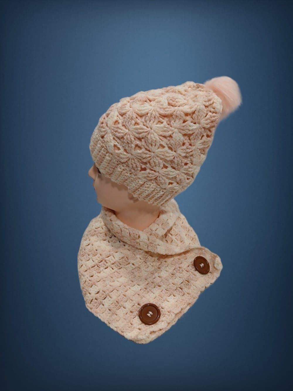 Conjunto gorro con pompón y cuello tonos rosa y blanco hecho a mano a ganchillo-crochet (10) - Imagen 2