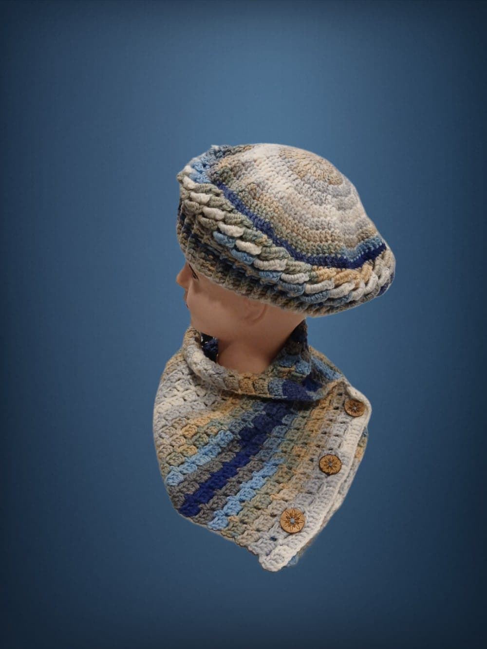 Conjunto gorro ondas y cuello tonos beige, azul y blanco hecho a mano a ganchillo - Imagen 2