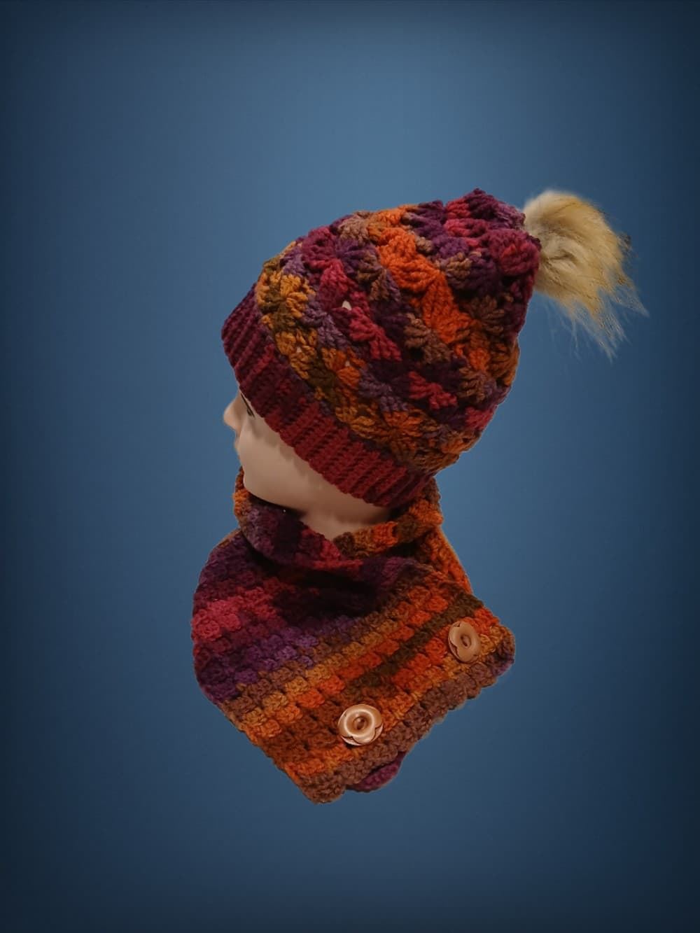 Conjunto gorro pompón y cuello tono naranja, marrón y morado hecho a mano a ganchillo (8) - Imagen 2