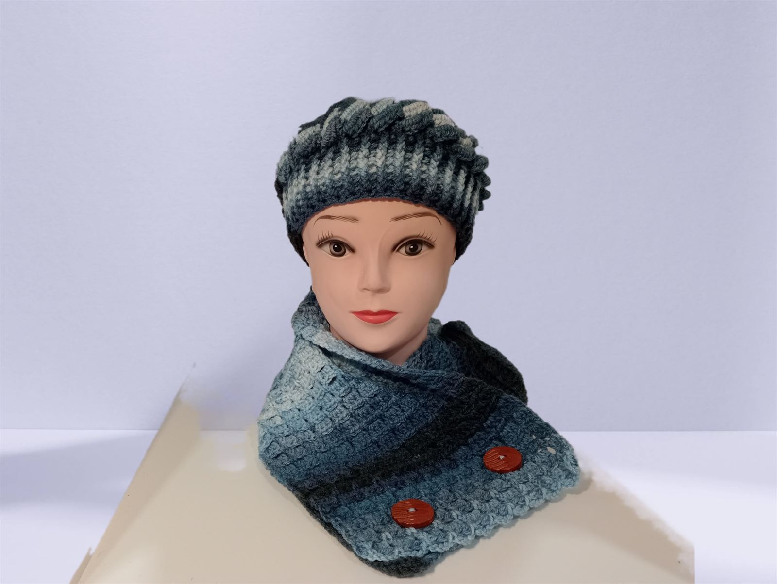 Conjunto gorro y cuello tonos azules hecho a mano a ganchillo - Imagen 1