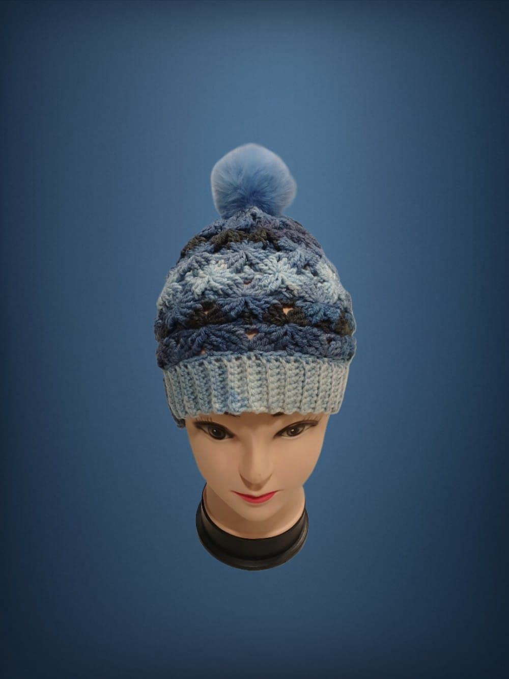 Gorro con pompón tonos azules hecho a mano a ganchillo-crochet (16) - Imagen 1