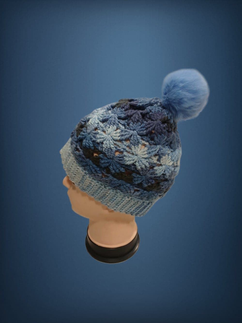 Gorro con pompón tonos azules hecho a mano a ganchillo-crochet (16) - Imagen 3