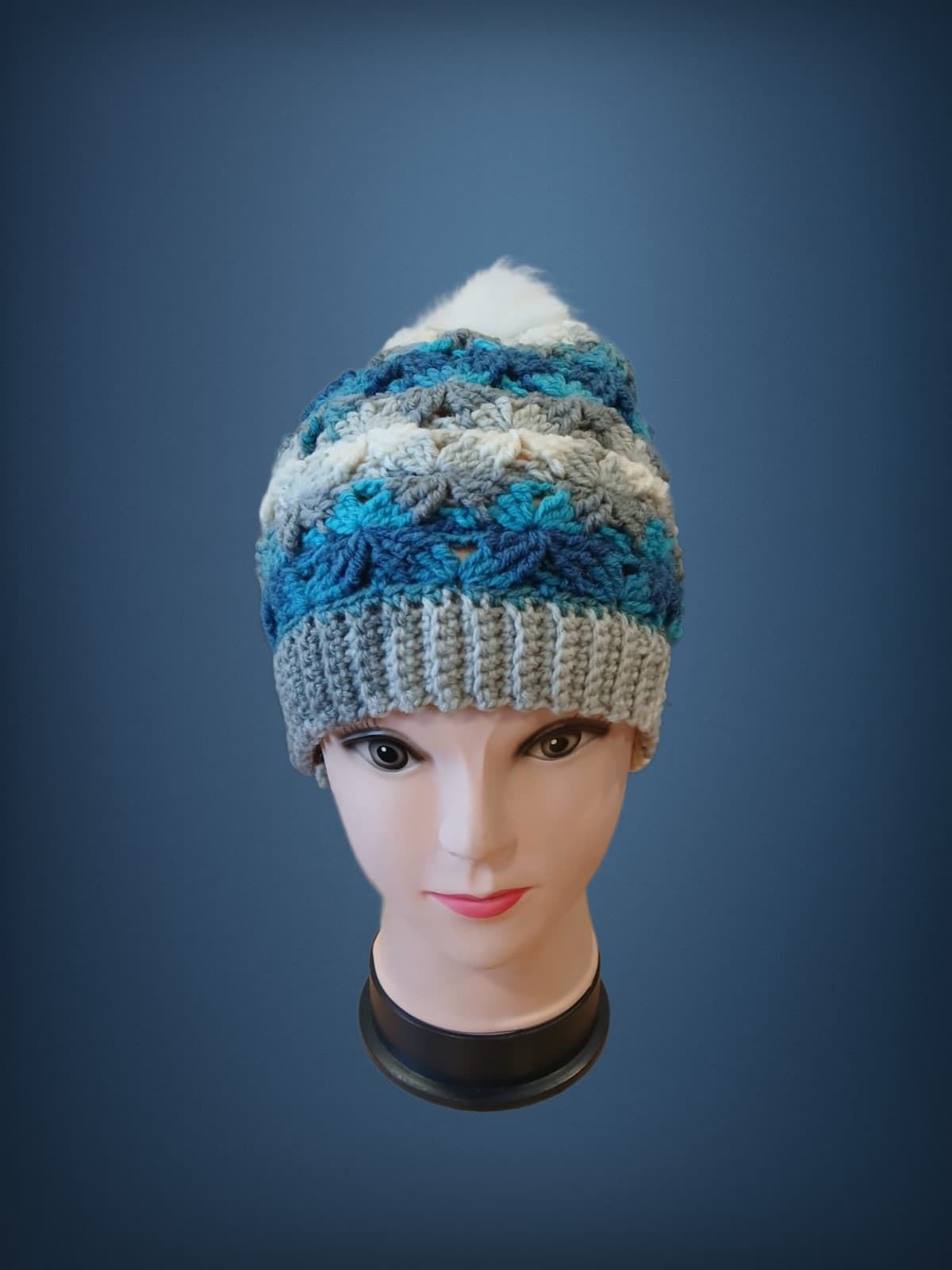 Gorro con pompón tonos azules y blanco hecho a mano a ganchillo (1) - Imagen 1