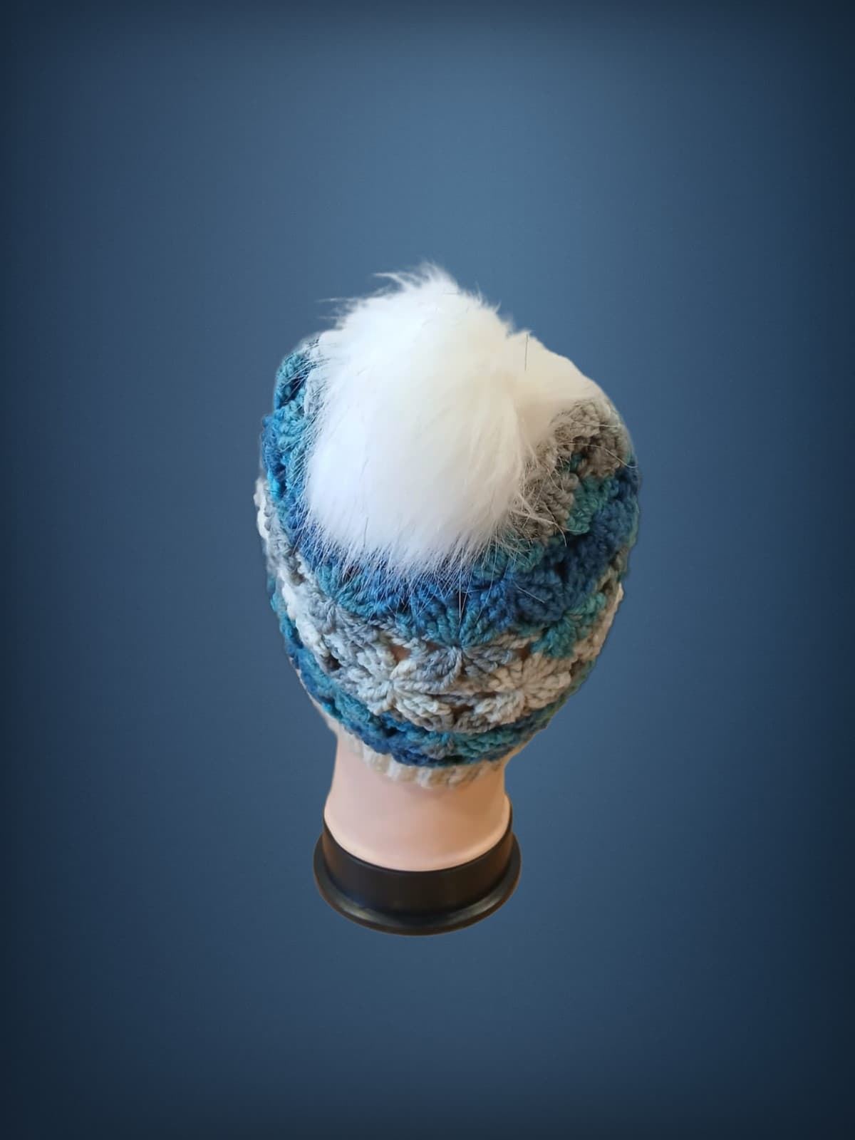 Gorro con pompón tonos azules y blanco hecho a mano a ganchillo (1) - Imagen 2