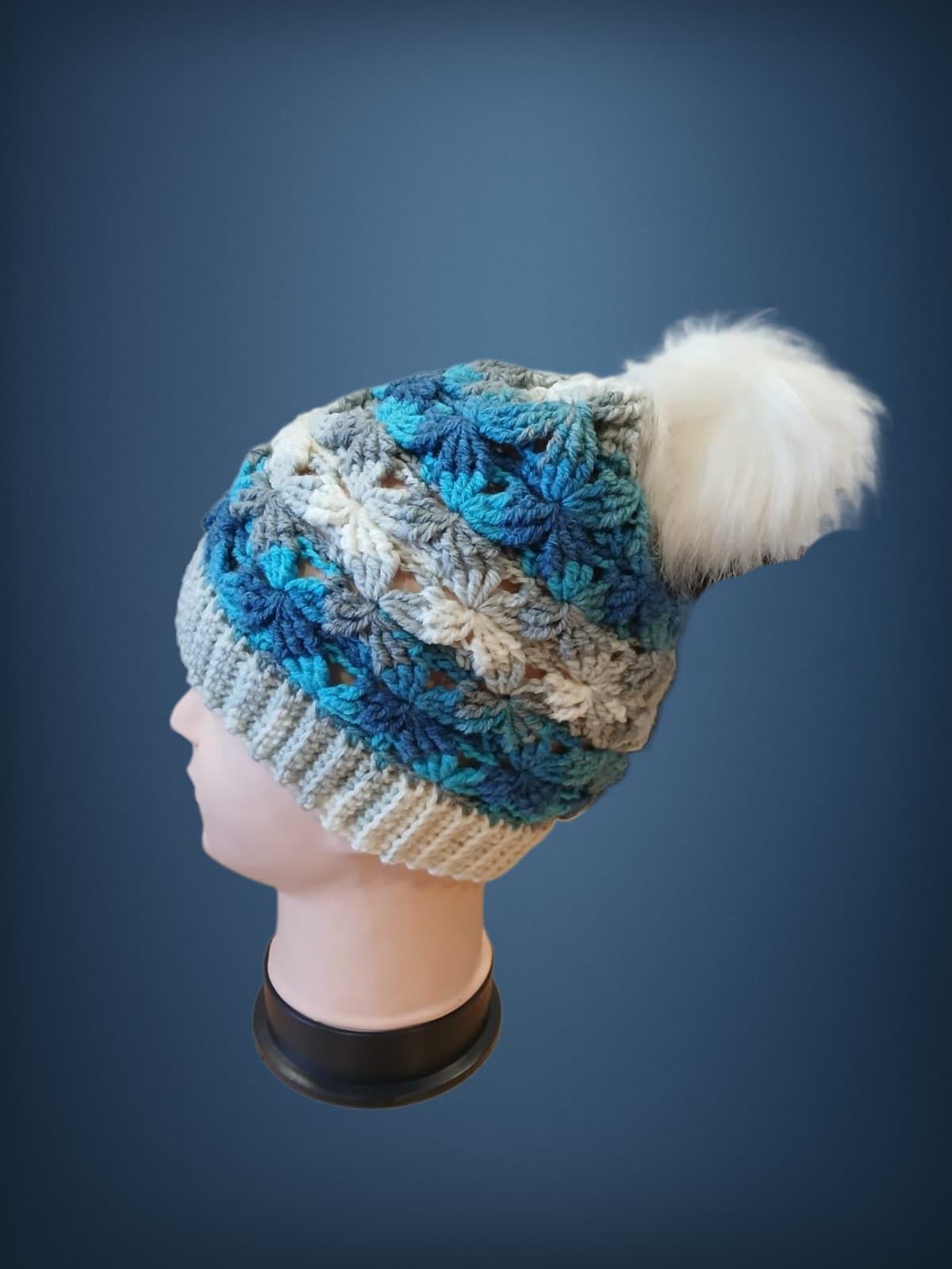 Gorro con pompón tonos azules y blanco hecho a mano a ganchillo (1) - Imagen 3