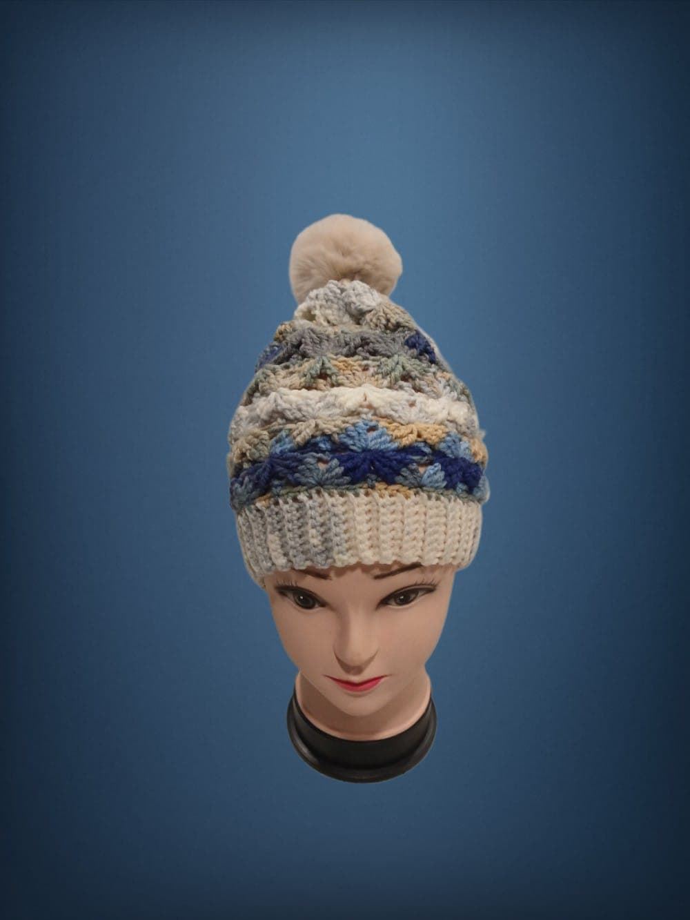 Gorro con pompón tonos beige, marrón y azul hecho a mano a ganchillo-crochet (12) - Imagen 1