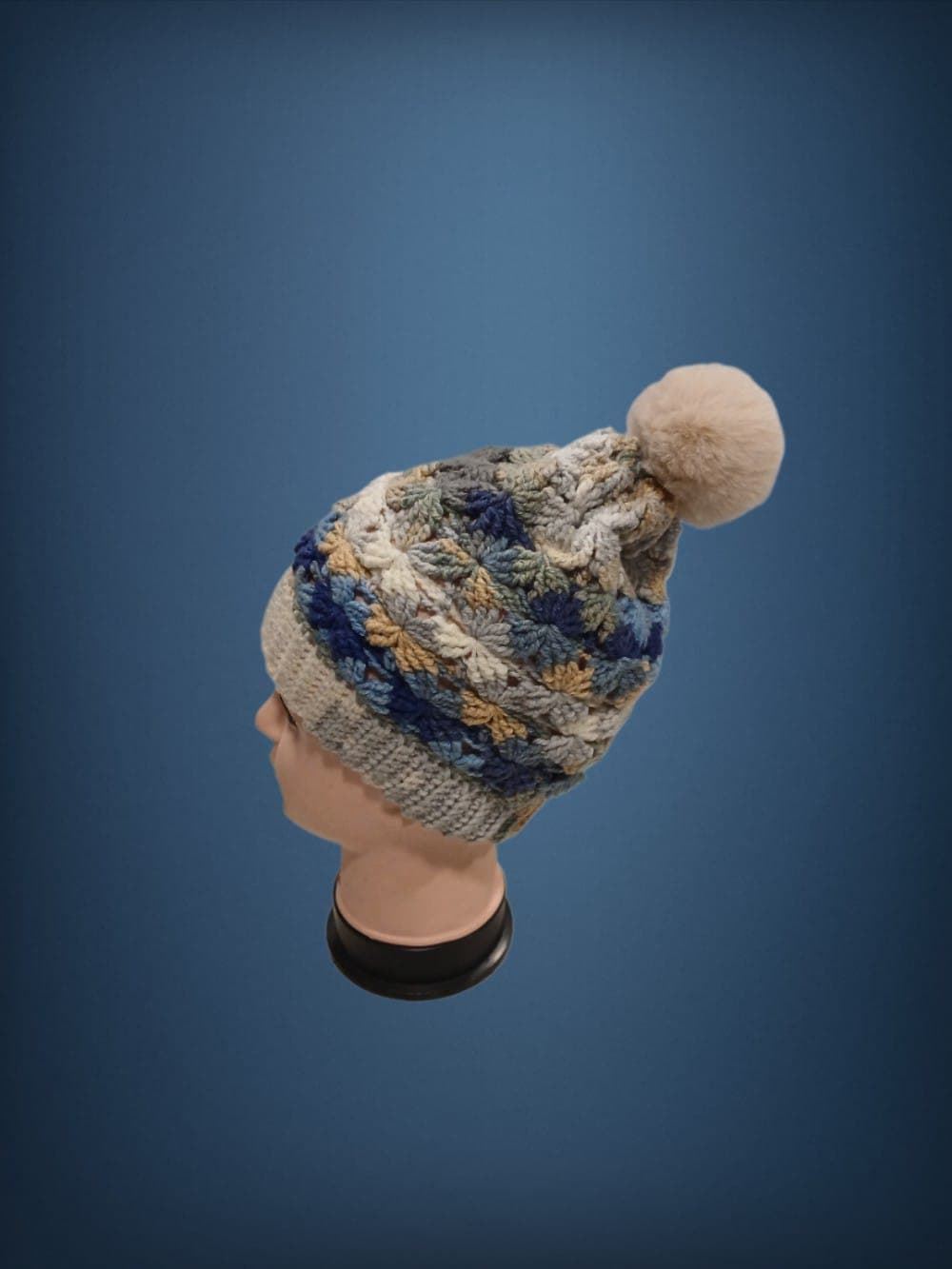 Gorro con pompón tonos beige, marrón y azul hecho a mano a ganchillo-crochet (12) - Imagen 3