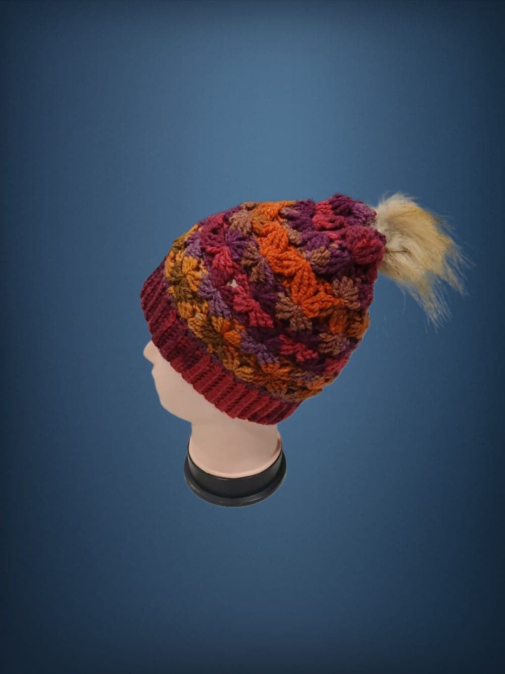 Gorro con pompón tonos granate, dorado, marrón hecho a mano a ganchillo (8) - Imagen 3