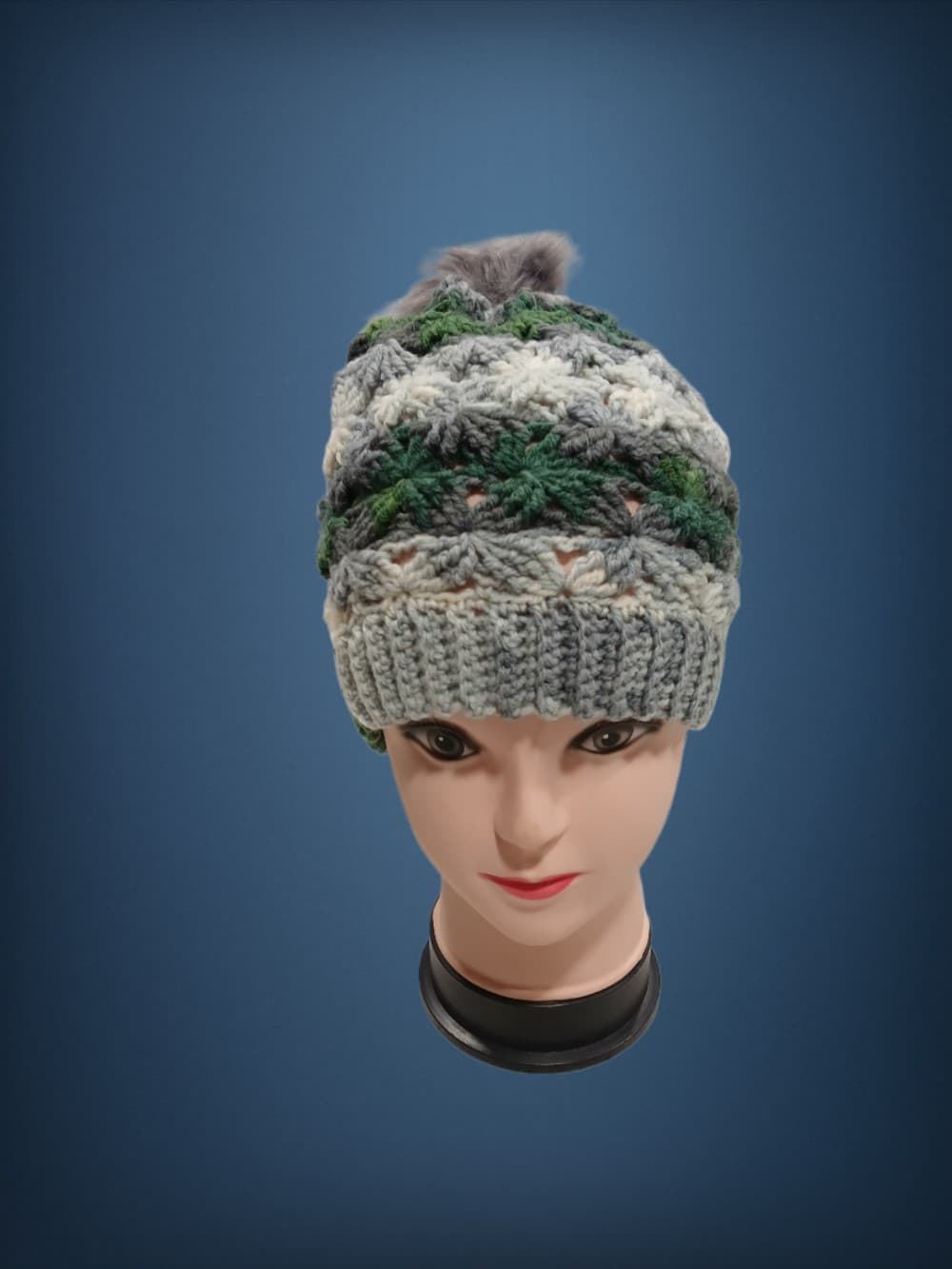 Gorro con pompón tonos gris, verde, blanco hecho a mano a ganchillo-crochet(7) - Imagen 1