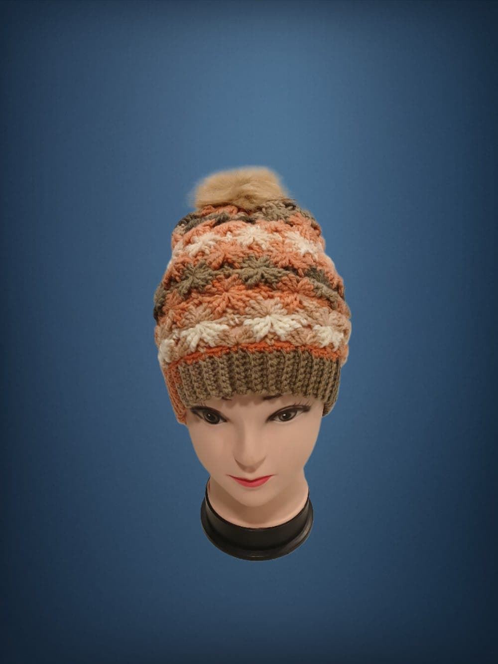 Gorro con pompón tonos marrón, beige, naranja hecho a mano a ganchillo-crochet (22) - Imagen 1