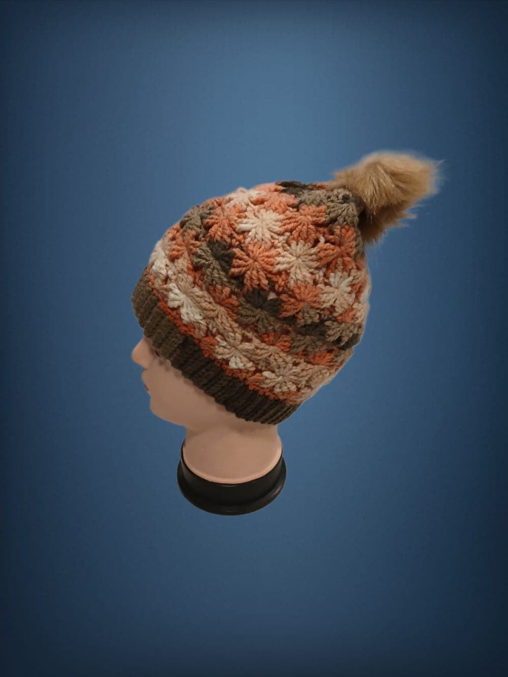 Gorro con pompón tonos marrón, beige, naranja hecho a mano a ganchillo-crochet (22) - Imagen 2