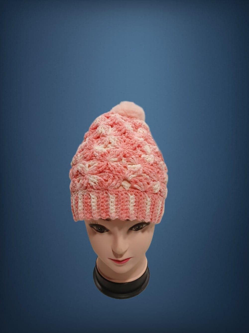 Gorro con pompón tonos rosa blanco hecho a mano a ganchillo-crochet (15) - Imagen 1