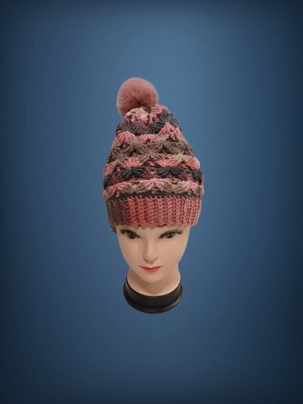 Gorro con pompón tonos rosa gris hecho a mano a ganchillo-crochet (13) - Imagen 1