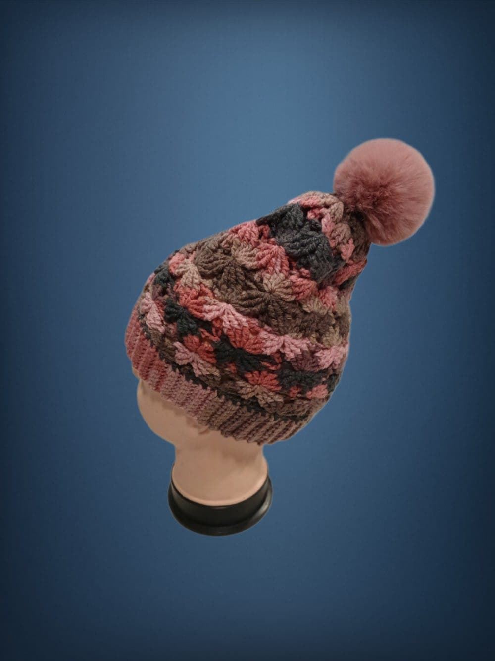 Gorro con pompón tonos rosa gris hecho a mano a ganchillo-crochet (13) - Imagen 2