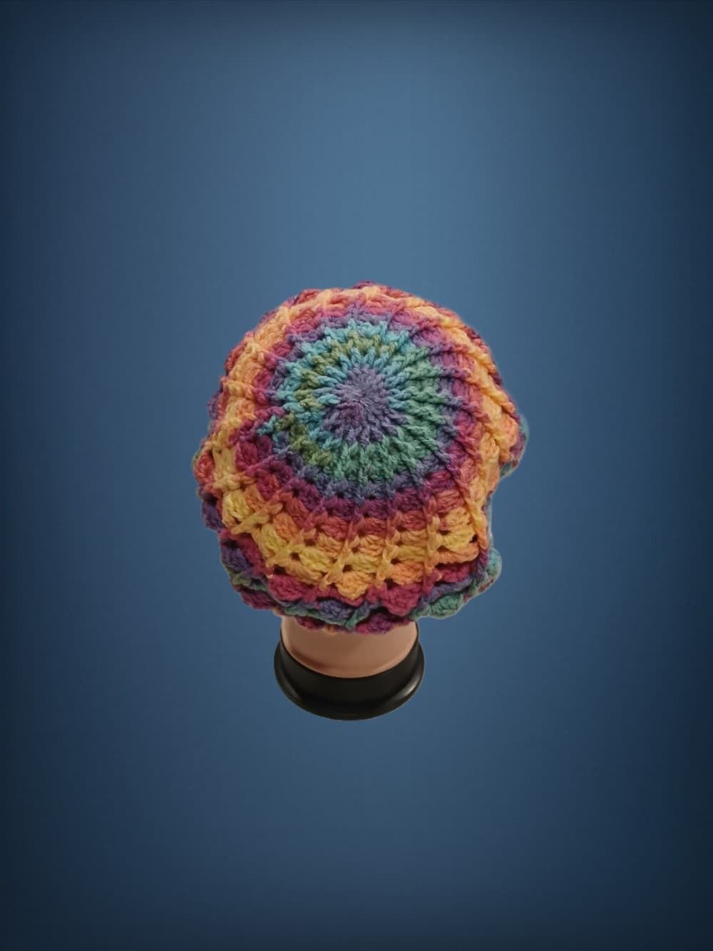 Gorro espiral tonos azules, amarillo hecho a mano a ganchillo - Imagen 3