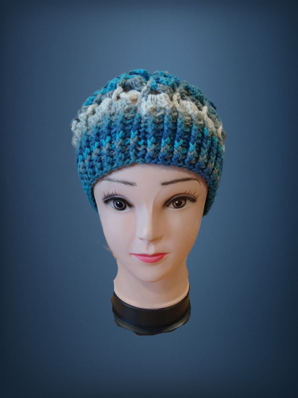 Gorro espiral tonos azules y blanco hecho a mano a ganchillo (1) - Imagen 1