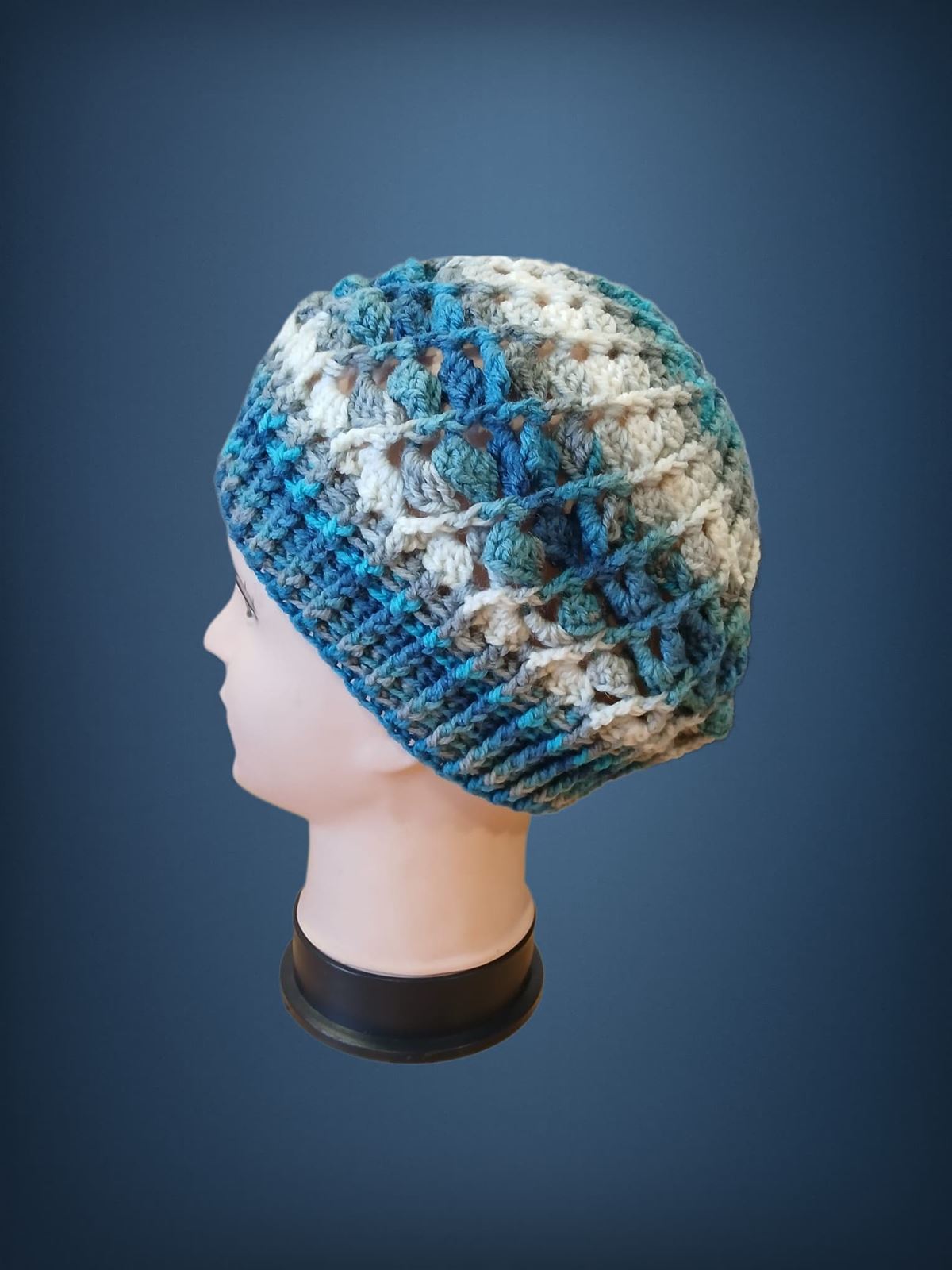 Gorro espiral tonos azules y blanco hecho a mano a ganchillo (1) - Imagen 2