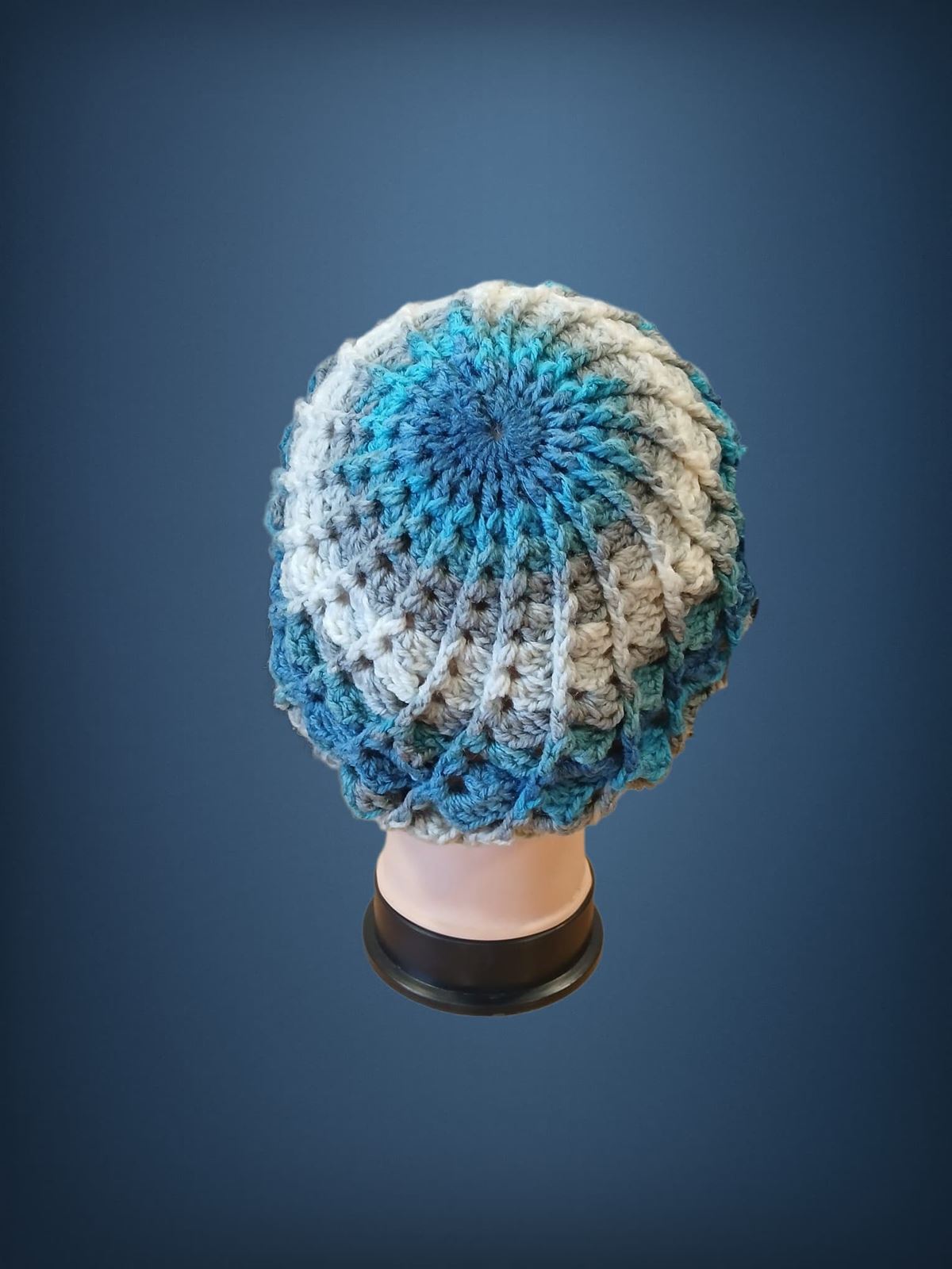 Gorro espiral tonos azules y blanco hecho a mano a ganchillo (1) - Imagen 3