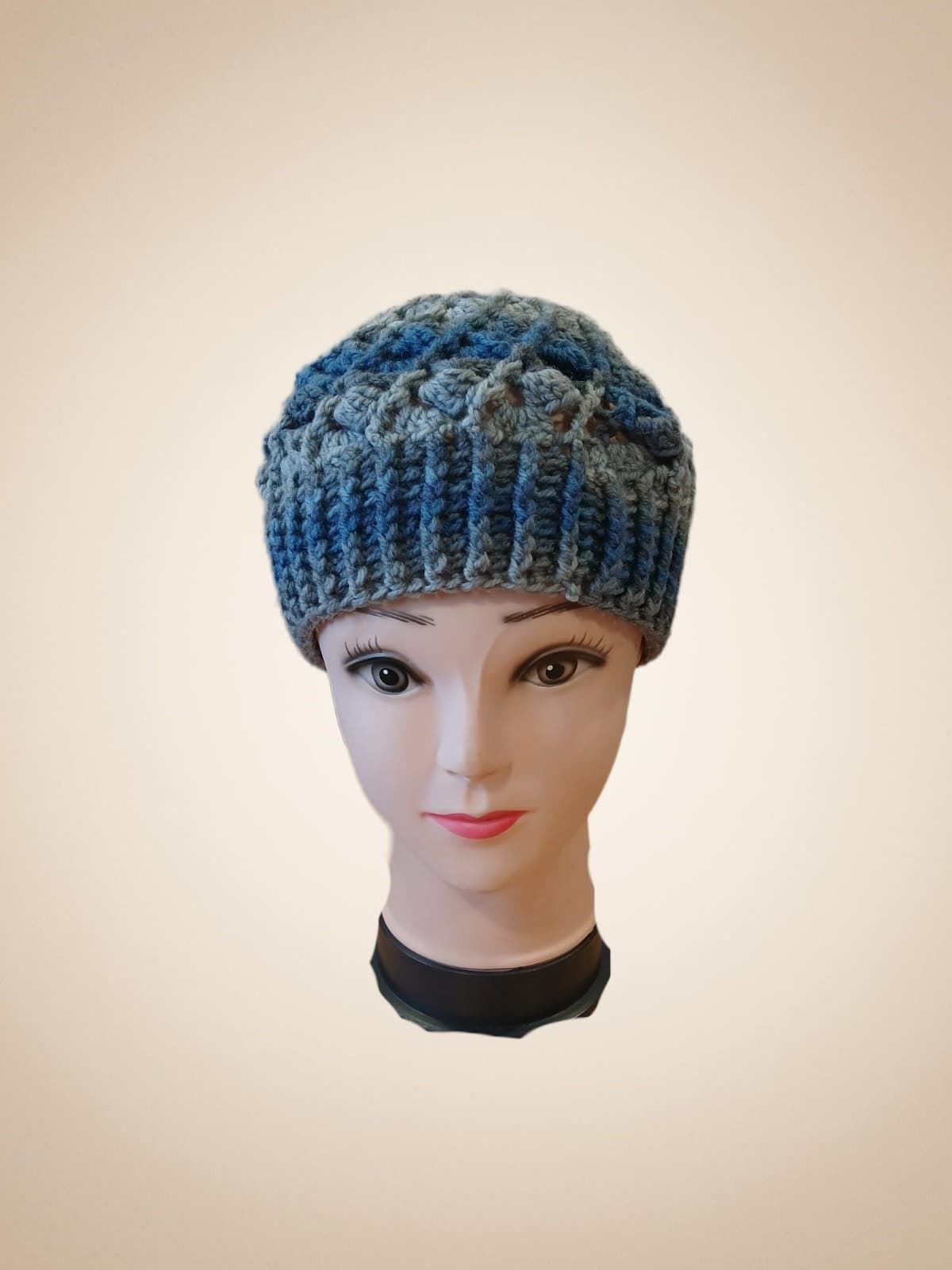 Gorro espiral tonos azules y grises hecho a mano a ganchillo (4) - Imagen 1