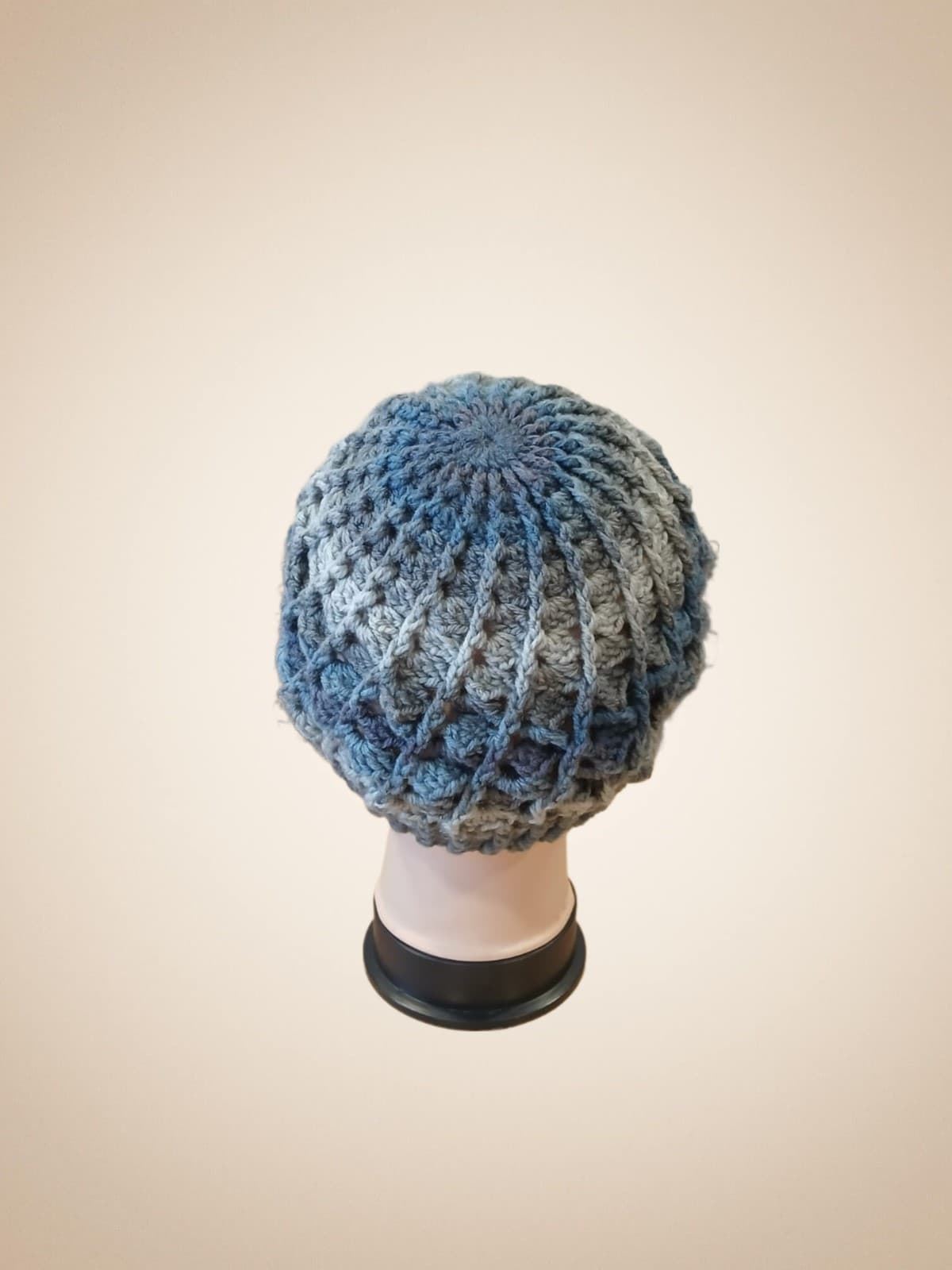 Gorro espiral tonos azules y grises hecho a mano a ganchillo (4) - Imagen 2