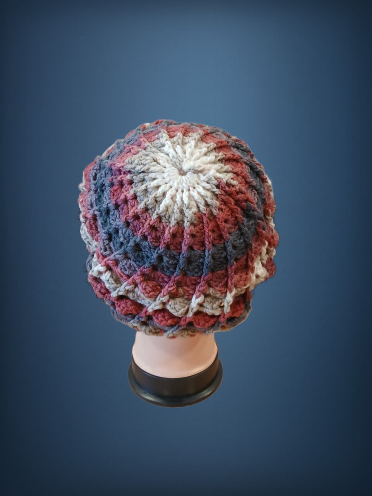 Gorro espiral tonos granate, gris y beige hecho a mano a ganchillo (3) - Imagen 2