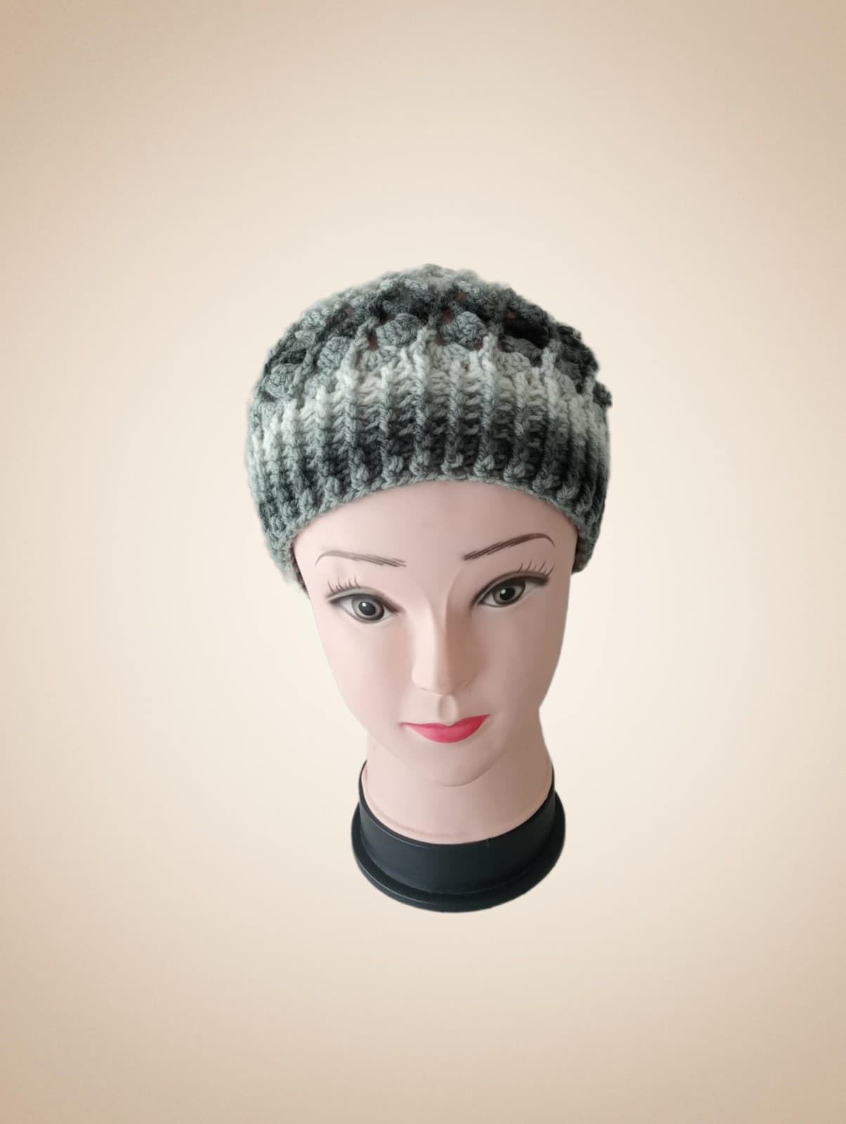 Gorro espiral tonos gris hecho a mano a ganchillo - Imagen 1