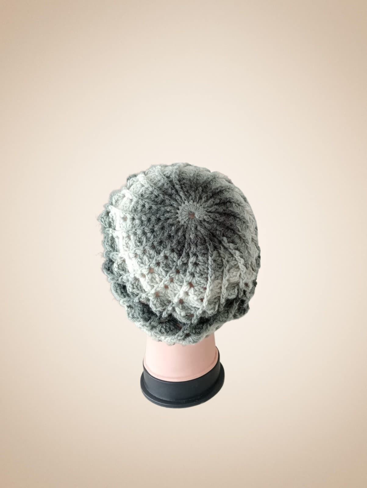 Gorro espiral tonos gris hecho a mano a ganchillo - Imagen 2