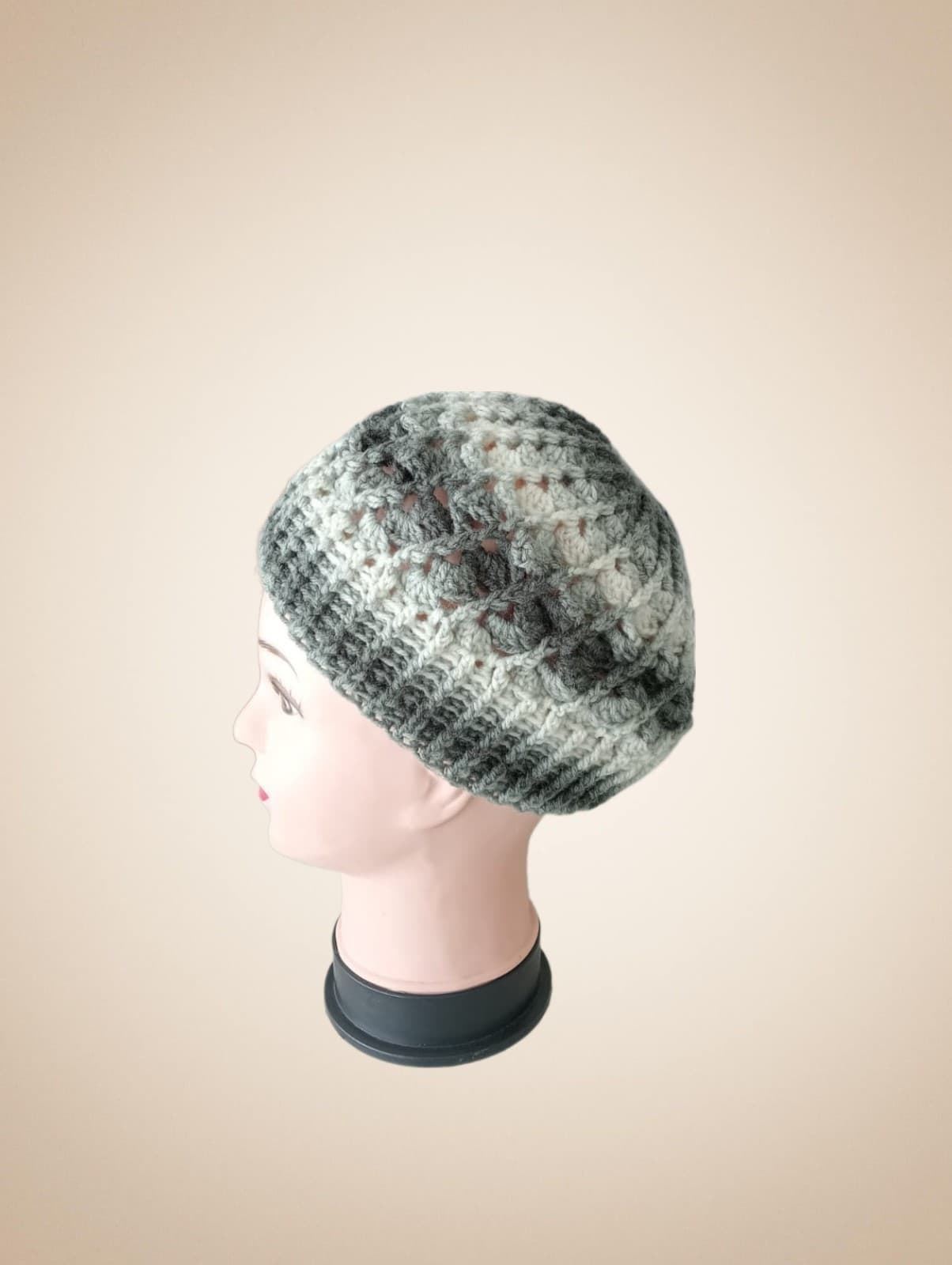 Gorro espiral tonos gris hecho a mano a ganchillo - Imagen 3