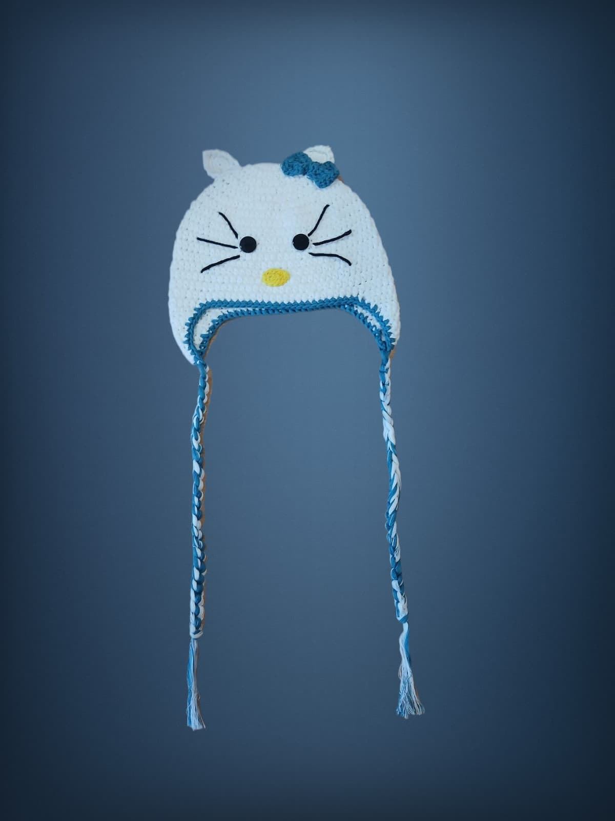 Gorro hello kitty hecho a mano a ganchillo. - Imagen 1