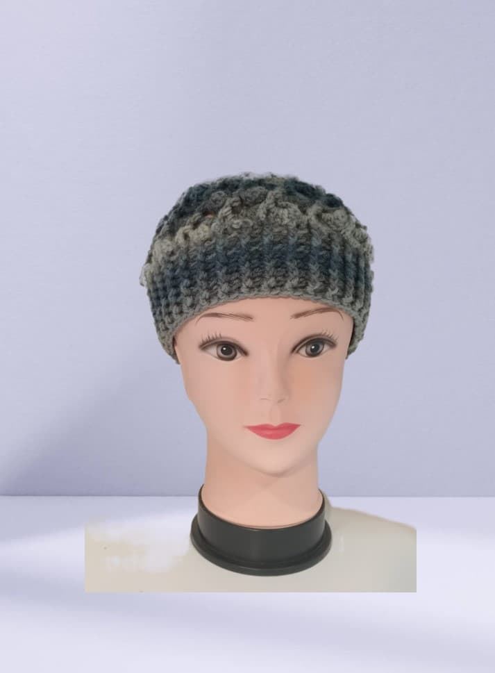 Gorro jaspeado tonos azul y gris hecho a mano a ganchillo. - Imagen 1