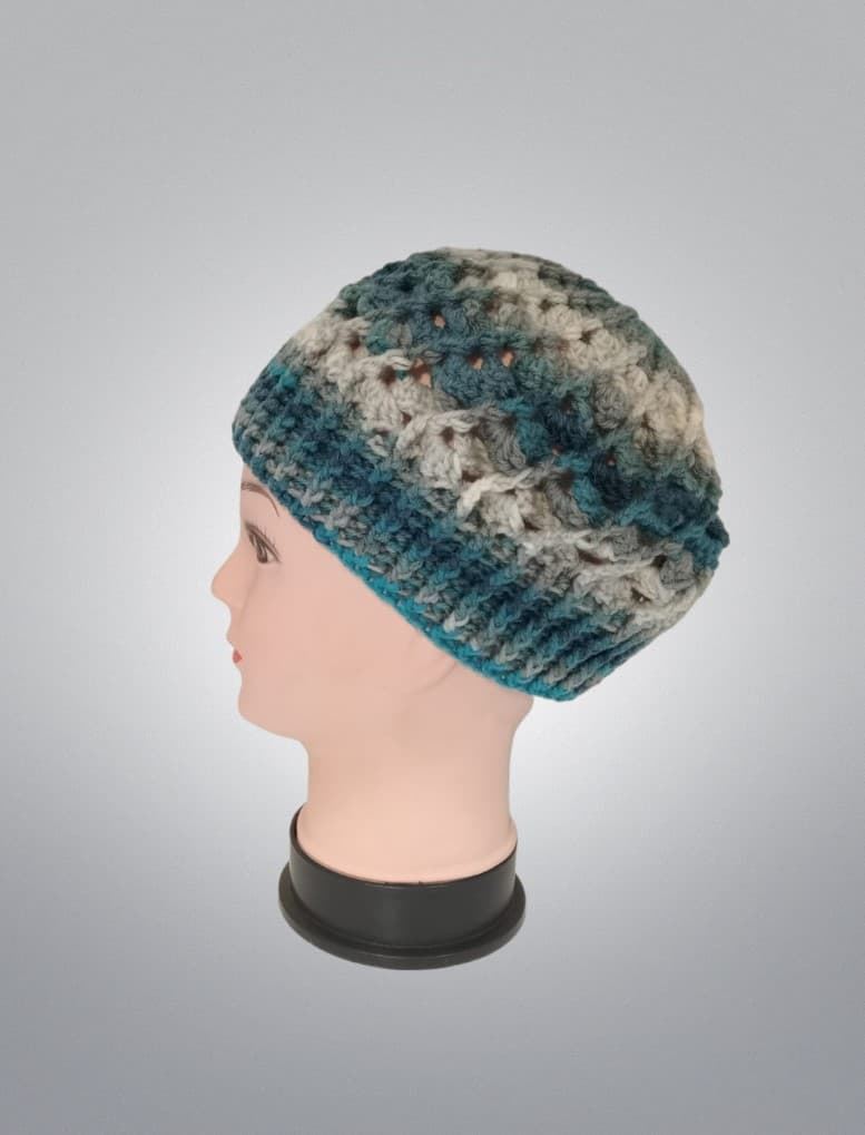 Gorro jaspeado tonos azul y gris hecho a mano a ganchillo. - Imagen 2