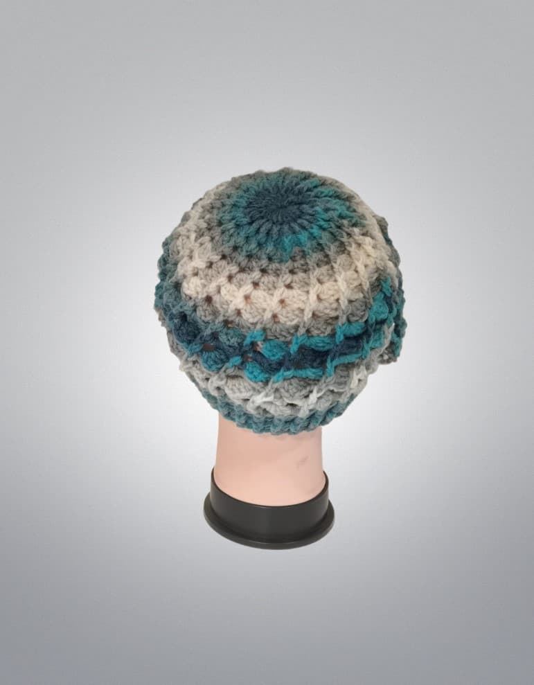 Gorro jaspeado tonos azul y gris hecho a mano a ganchillo. - Imagen 3