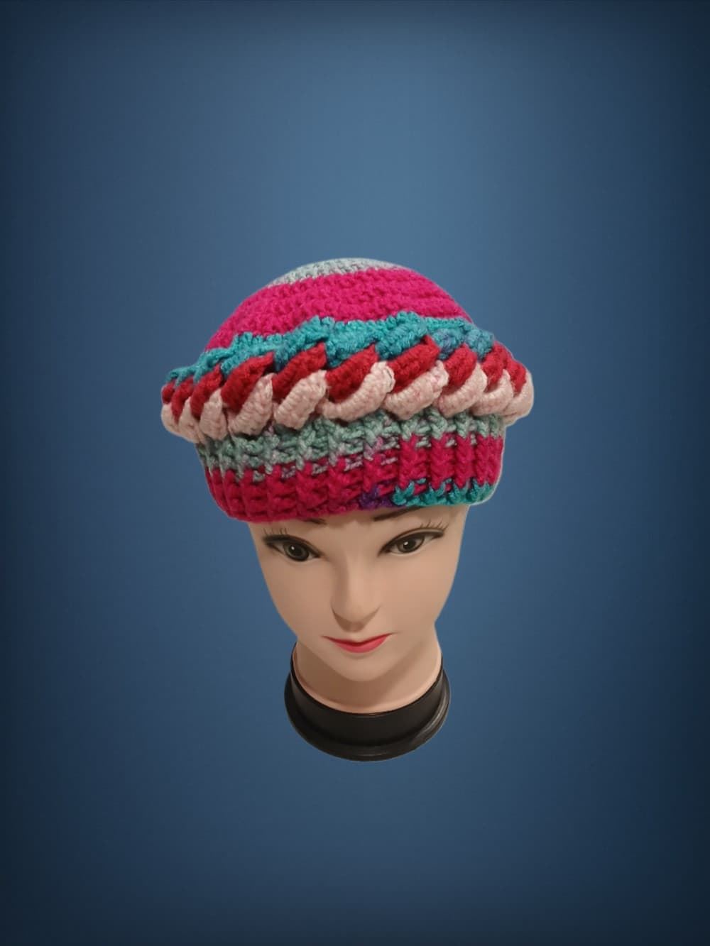 Gorro ondas tonos fucsia, rosa, azul hecho a mano a ganchillo. - Imagen 1