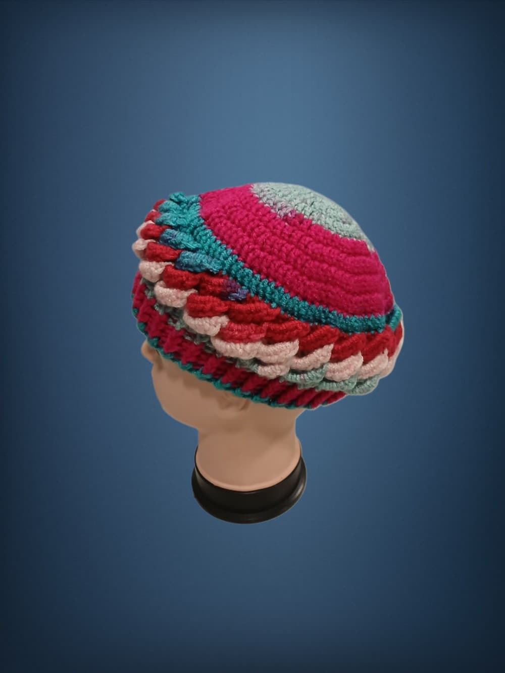 Gorro ondas tonos fucsia, rosa, azul hecho a mano a ganchillo. - Imagen 2