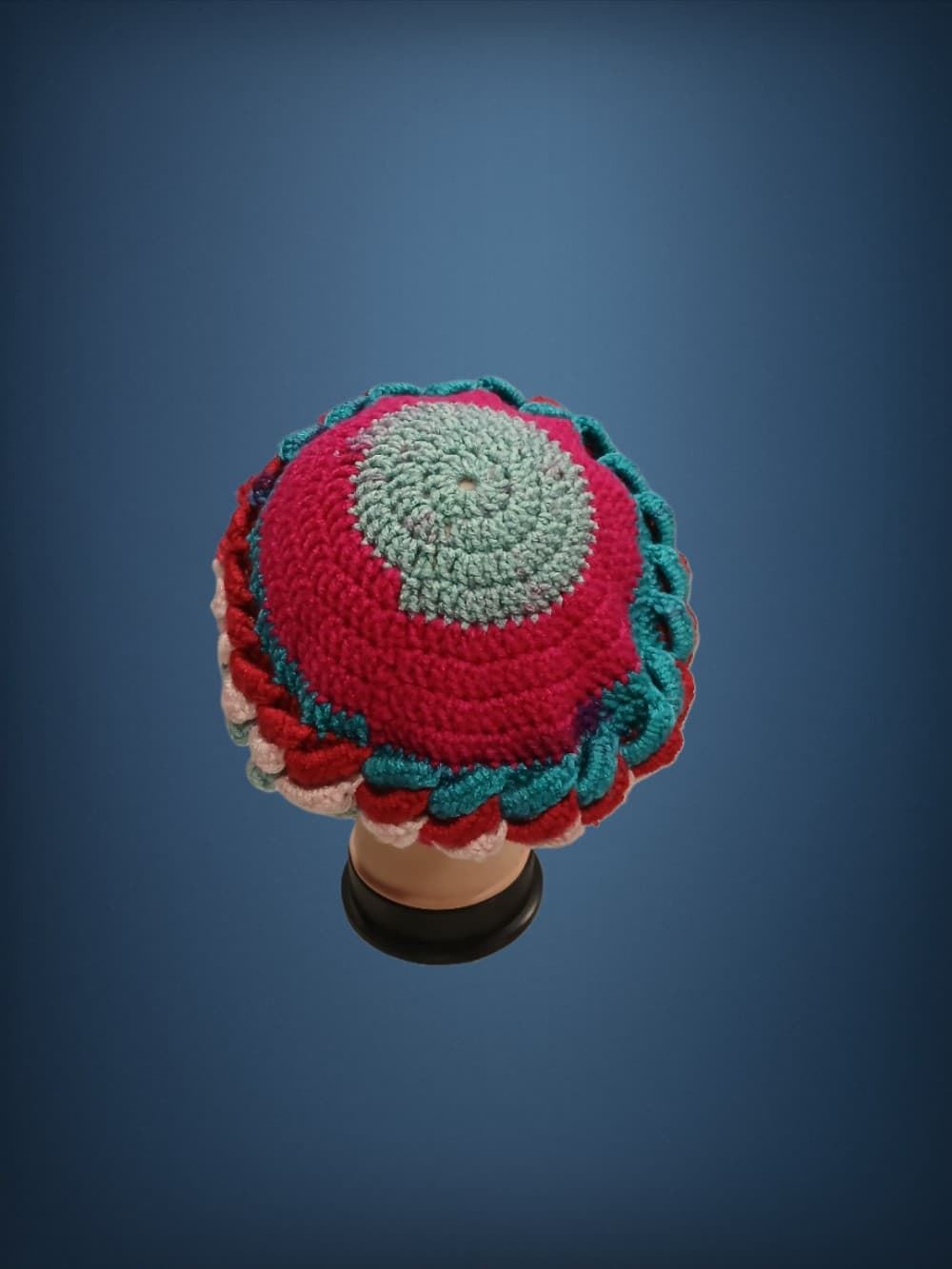 Gorro ondas tonos fucsia, rosa, azul hecho a mano a ganchillo. - Imagen 3